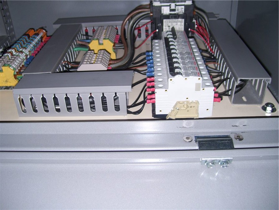Motion controller cabinet installation 02